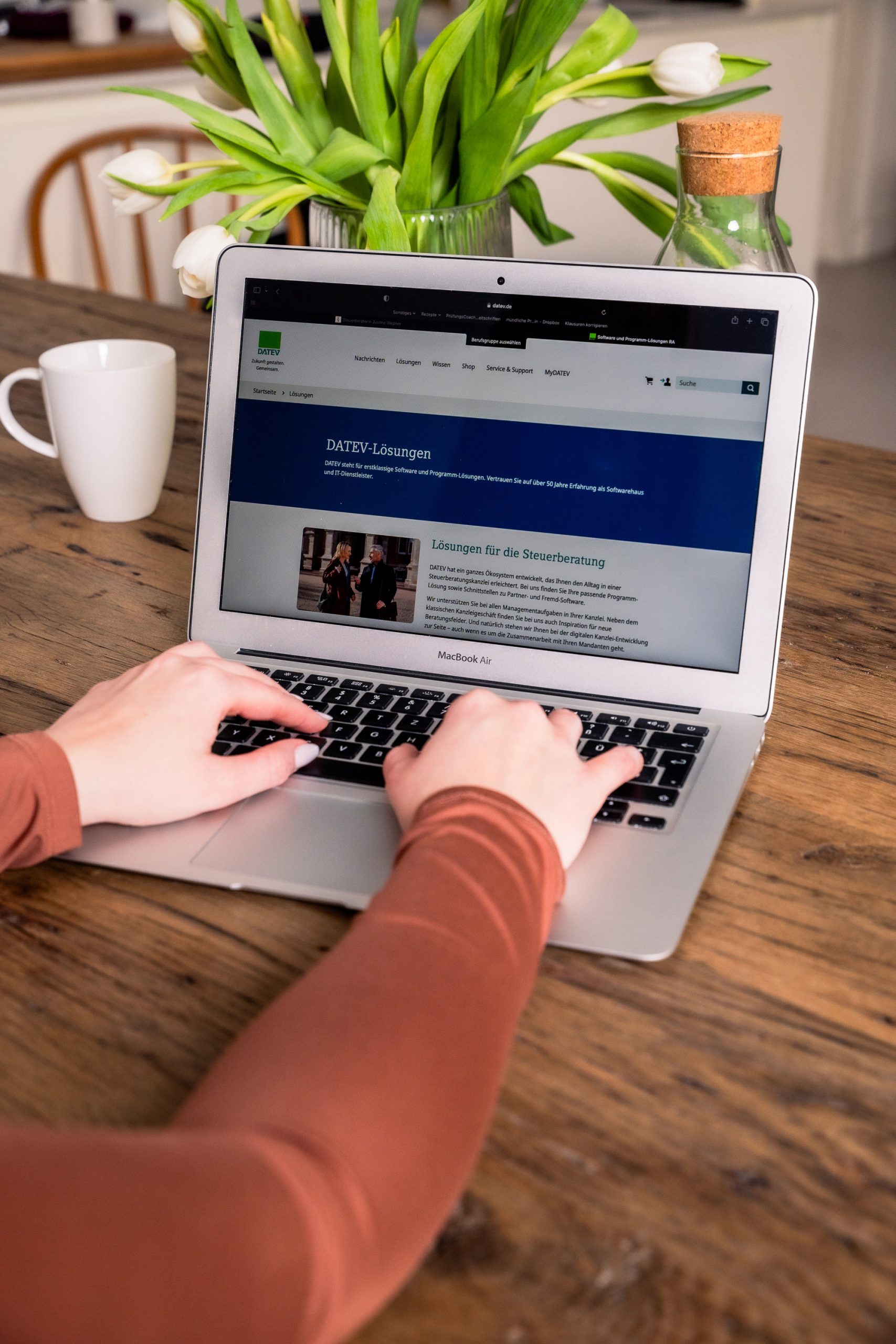 Steuerberaterin Justine Wepner am Laptop